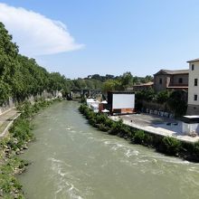 巨大なスクリーンが見えました。