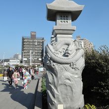 江ノ島弁天橋の入口に立つ龍燈
