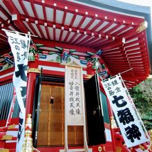 江島神社 泰安殿は、辺津宮（へつみや）境内にある真赤な社殿