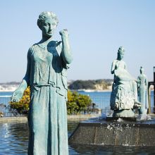 弁財天と世界女性群像噴水池