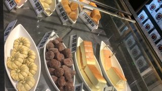 日本語メニューを見せて貰うのが手取り早いです。