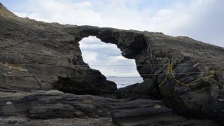 自然の洞穴にしてはちょっと格好良すぎ