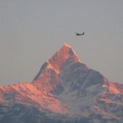 サランコットの丘手前のお茶屋さんの展望台で朝日に輝くヒマラヤの山々を鑑賞しました。