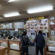 コンパクトなフードコート。