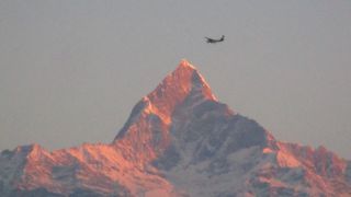 サランコットの丘手前のお茶屋さんの展望台で朝日に輝くヒマラヤの山々を鑑賞しました。