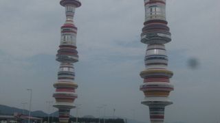 洋風こけし、みたいな2体からなる作品です