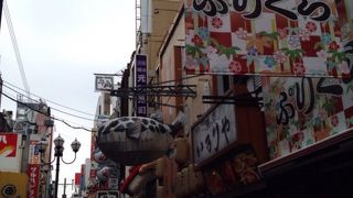 昼も夜も人が多い