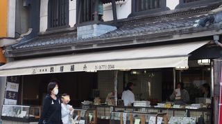 釣鐘が目印の老舗です