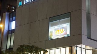 おしゃれな雰囲気の商業ビル