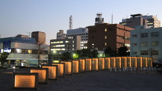 象の鼻のような形の防波堤があり