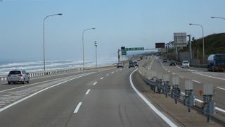 金沢駅東口①番乗り場7：50発　奥能登定期観光バス・わじま号で「のと里山海道」を巡ります。