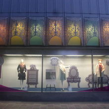 懐かしさを感じるショーウインドーの様子