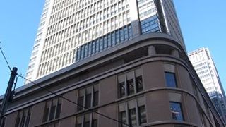 略称は丸ビル。丸くはありませんが。高級店多数入居しています。