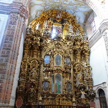 袖廊のグアダルーペの聖母の祭壇はウルトラバロックの精華