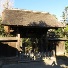 茅葺屋根の山門