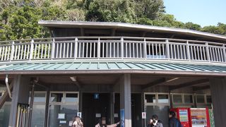 島内唯一の現代建築物