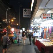 夜のシーロム通りの市場