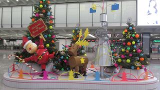 クリスマスシーズンの香港国際空港