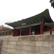韓国らしい門