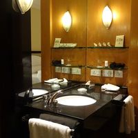 洗面所、こちらからもベットルームに行ける