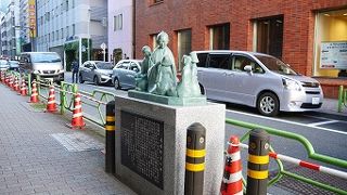 子供を診察してる姿が碑になっています。