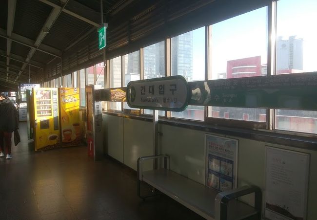 ２号線は高架駅なので冬場は寒い