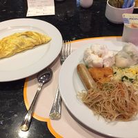 朝食バイキング。エッグとヌードルスタンドあります。