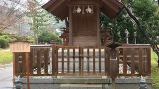 柔道と相撲の始祖とされる野見宿禰を祀っています。