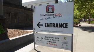 旧市街中心部にある古風な英国風監獄跡