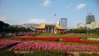 大きな建物で花がきれい