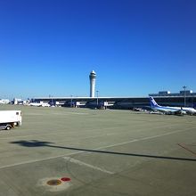 管制塔と旅客ターミナルです