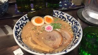外国人にも人気のお店です。豚骨魚介・東京駅らー麺 1000円
