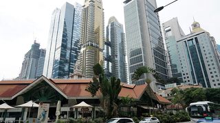 オフィス街のど真ん中、洗練された雰囲気のホーカーセンター（屋台村）