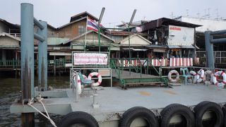 狭い路地をぬけると乗り場