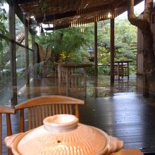 参道沿いの店内。お天気が良ければ屋外でも食事OK