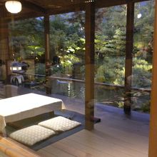 庭園を望む窓際の席