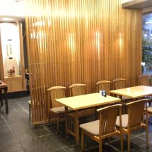 入口に近いテーブル席の店内