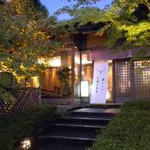 レストランの夜の外観