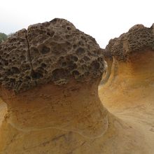 奇岩があります