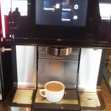 コーヒーメーカーのカップ置き場が上下します