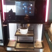 コーヒーメーカーのカップ置き場が上下します