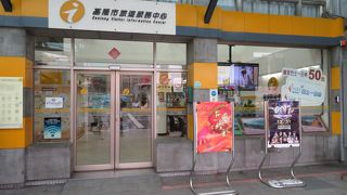 駅前・バス停前にあります