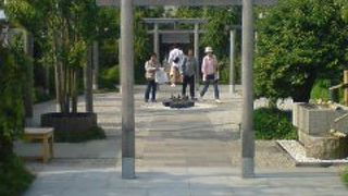 博多駅の屋上にある神社と広場