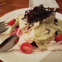 サラダもおいしいです．