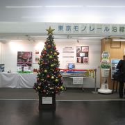 クリスマスシーズンの東京モノレール