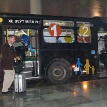 国内線と国際線を結ぶシャトルバス