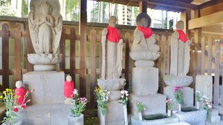 素朴な石仏や水子地蔵尊があります