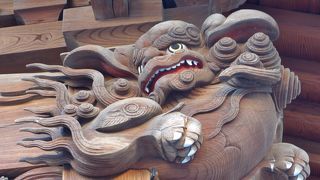 本堂正面の彫刻が見事です