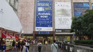 コスメティックの売り場が広がります