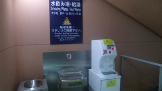 判り辛い場所に給湯器があります